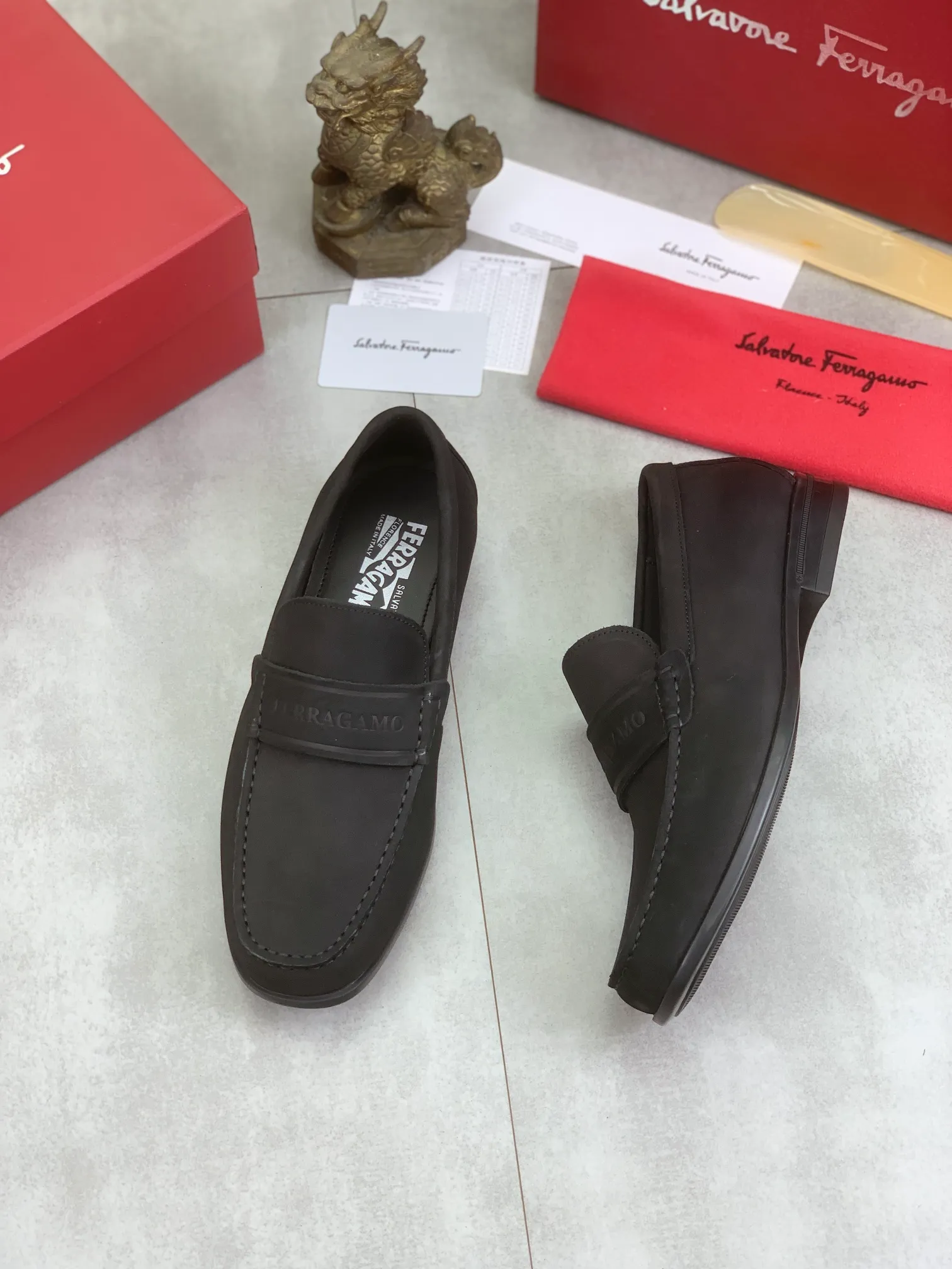 Men's Men's Shoes 💰P460💰[New Style] Water-dyed Niuli 🆘[Salvatore Ferragamo] Ferragamo's latest casual business leather shoes for men! Available at counters simultaneously! The fabric is made of specially imported original calfskin, and the interior is made of imported water-dyed cowhide. It is absolutely luxurious and leads the fashion trend. Matching code: 38-45; 3⃣️ colors available